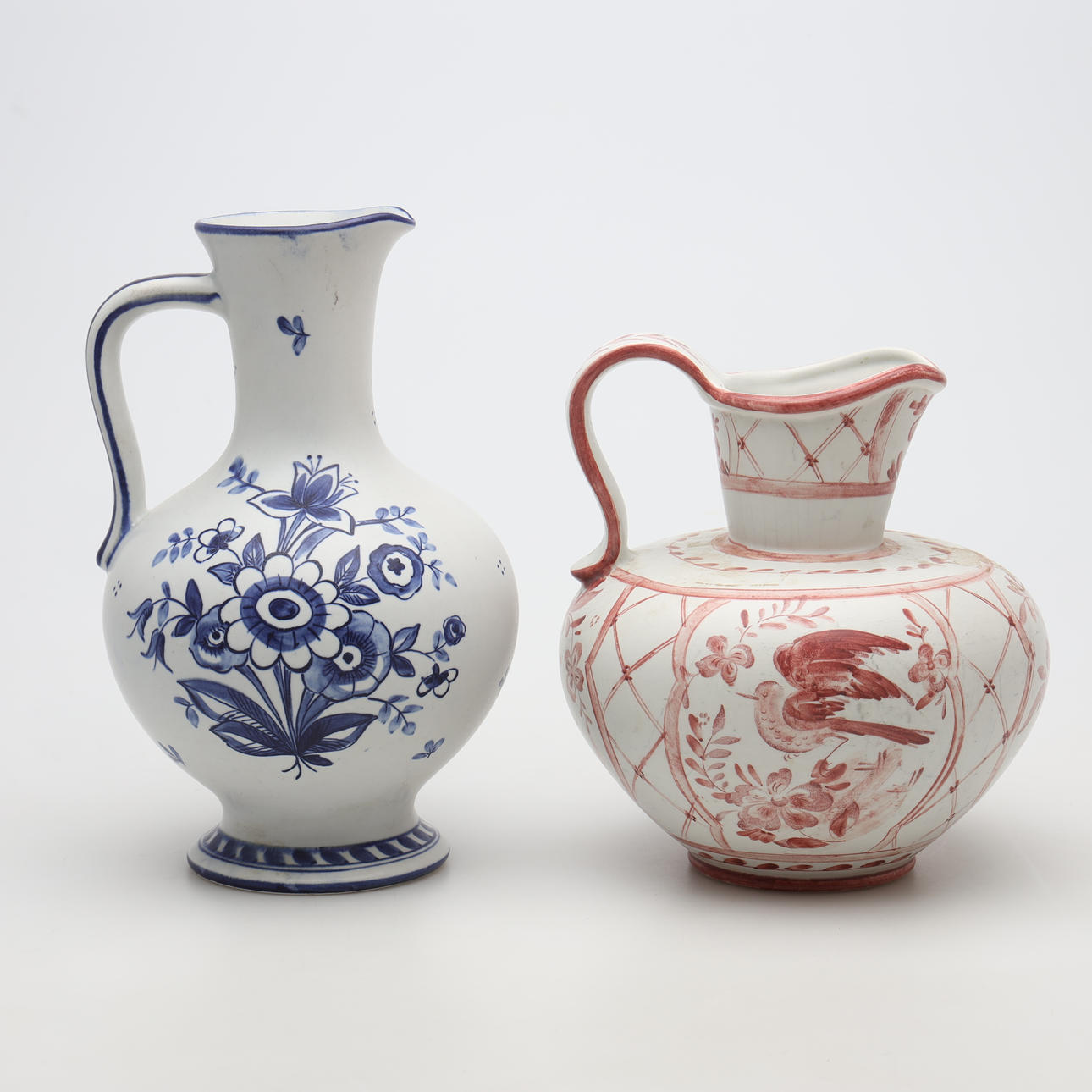 A set of 2 faience jugs, Rörstrand.
