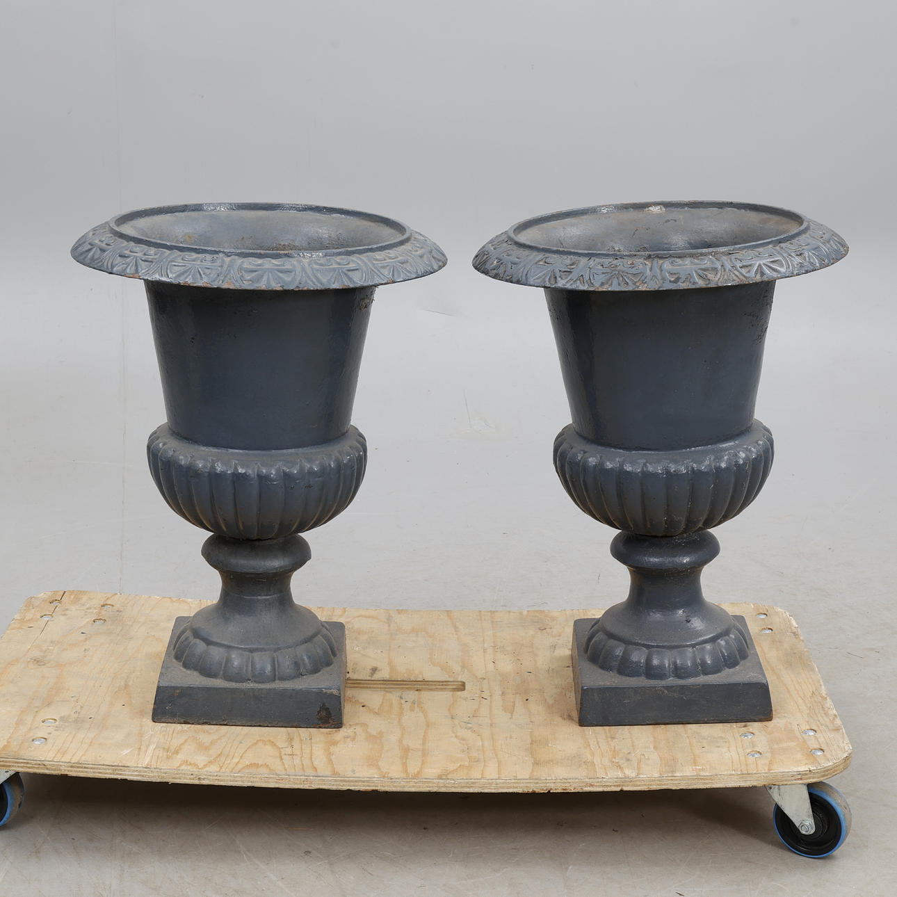 TRÄDGÅRDSURNOR, ett par, gjutjärn.