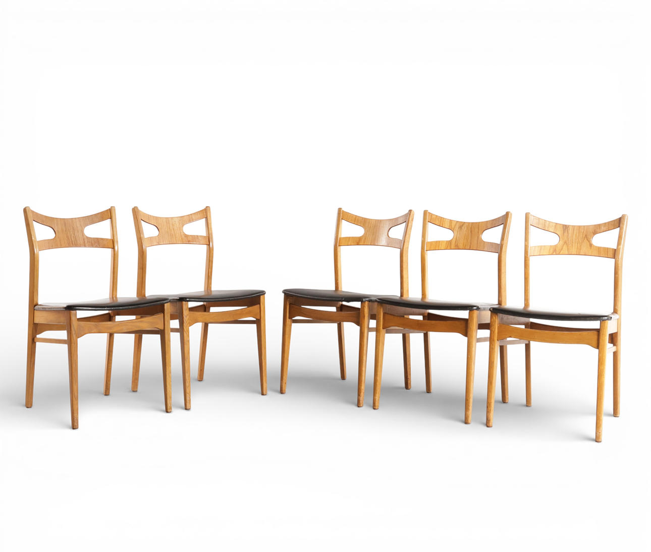 DANSK MØBELDESIGN. Set of five chairs with veneered teak backrests, solid oak frames, seats upholstered in black faux leather. Denmark, 1950s (5). Furniture - Armchairs & Chairs