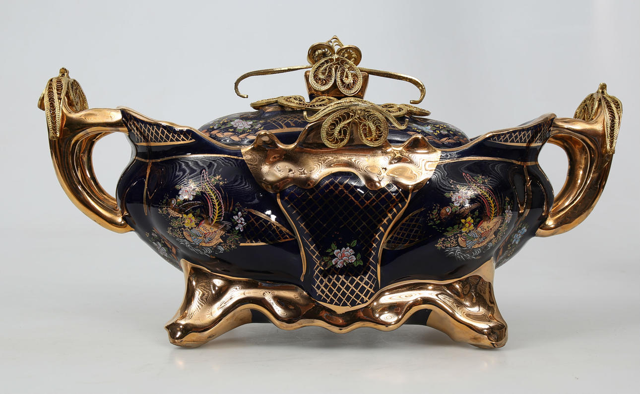 SKÅL MED LOCK, porslin och detaljer i gulmetall, Kerem, Turkiet, 1900-talets andra hälft.