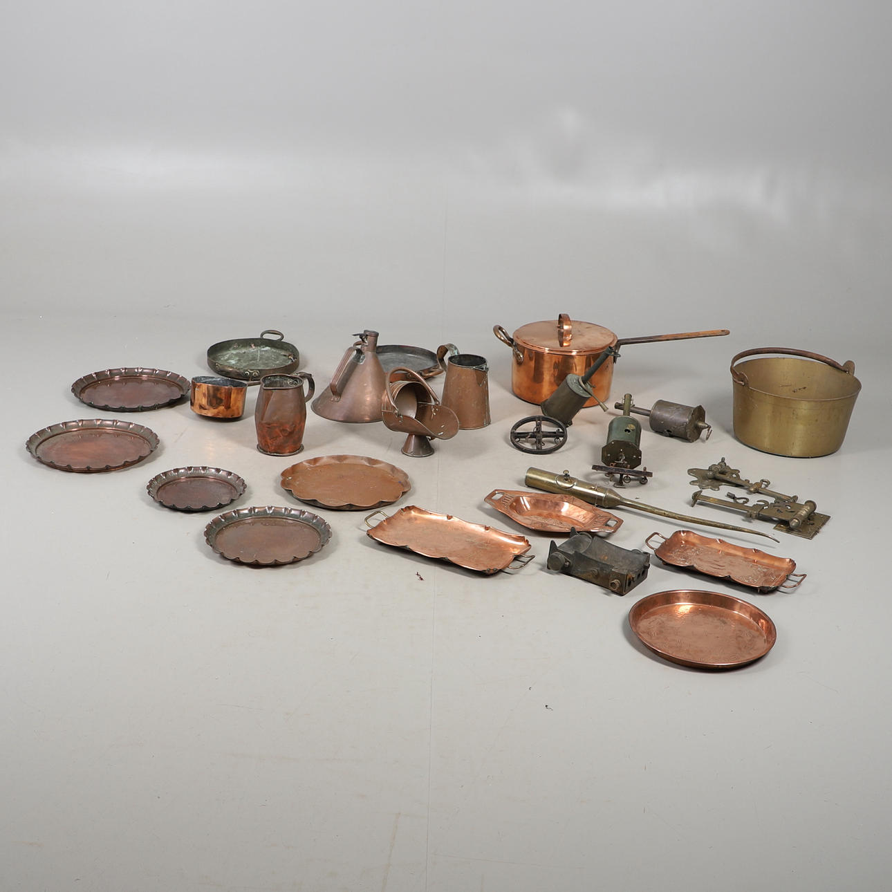ASSORTED COPPER AND OTHER METALWARE.