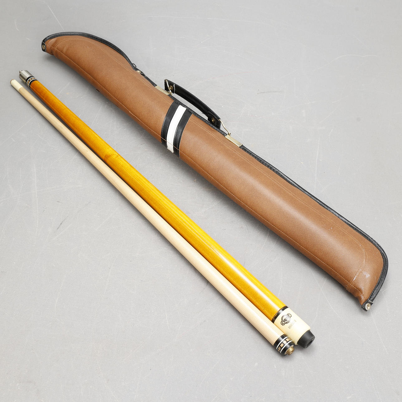 BILLIARD QUEUE, divisible with bag.