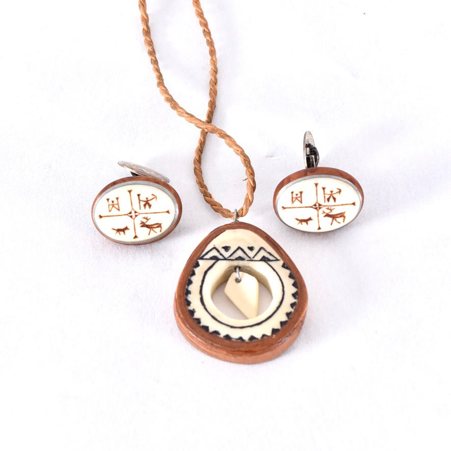 CUFFLINKS SAM PENDANT.