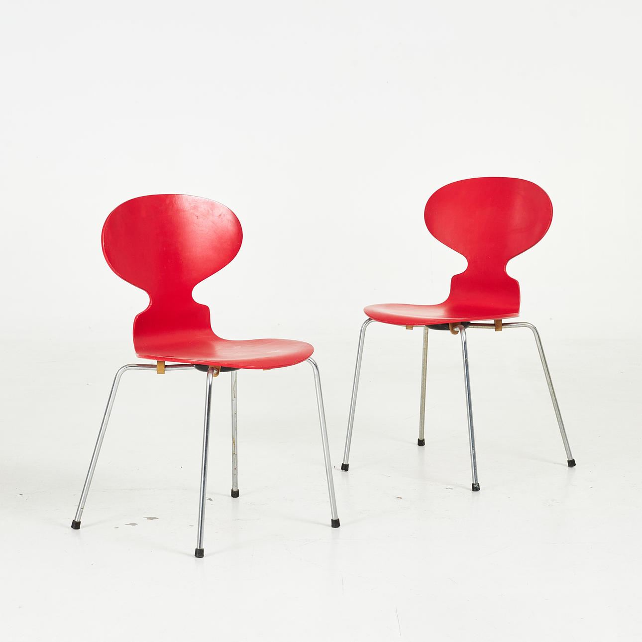 ARNE JACOBSEN. Stolar, 1 par, "Myran", bemålade i rött, kromade benställningar, undertill etikettmärkta.
