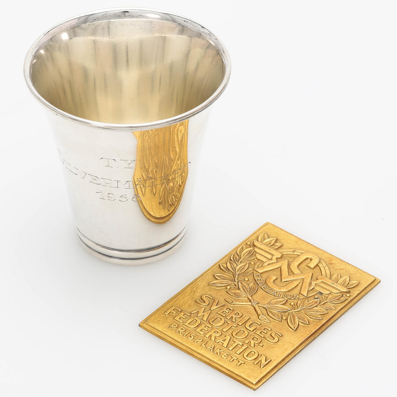 TROPHY and PLAQUE, 2 pieces, silver, weight 83 grams.