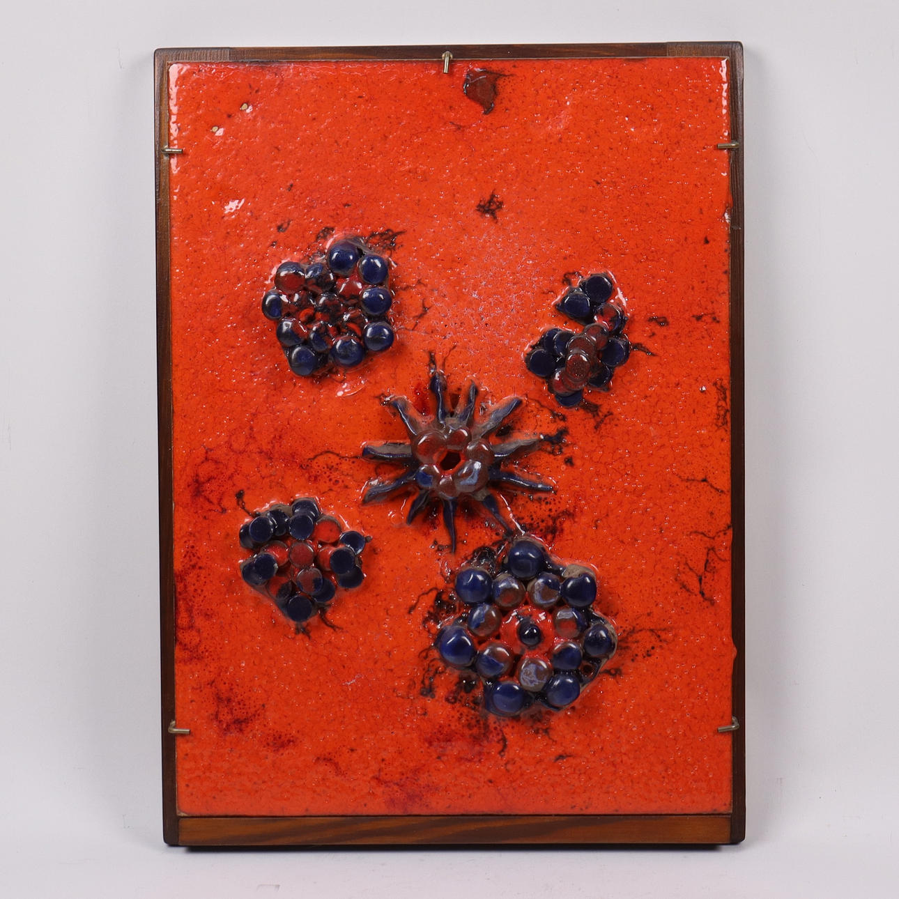 OIDENTIFIERAD KONSTNÄR. wall relief, stoneware.