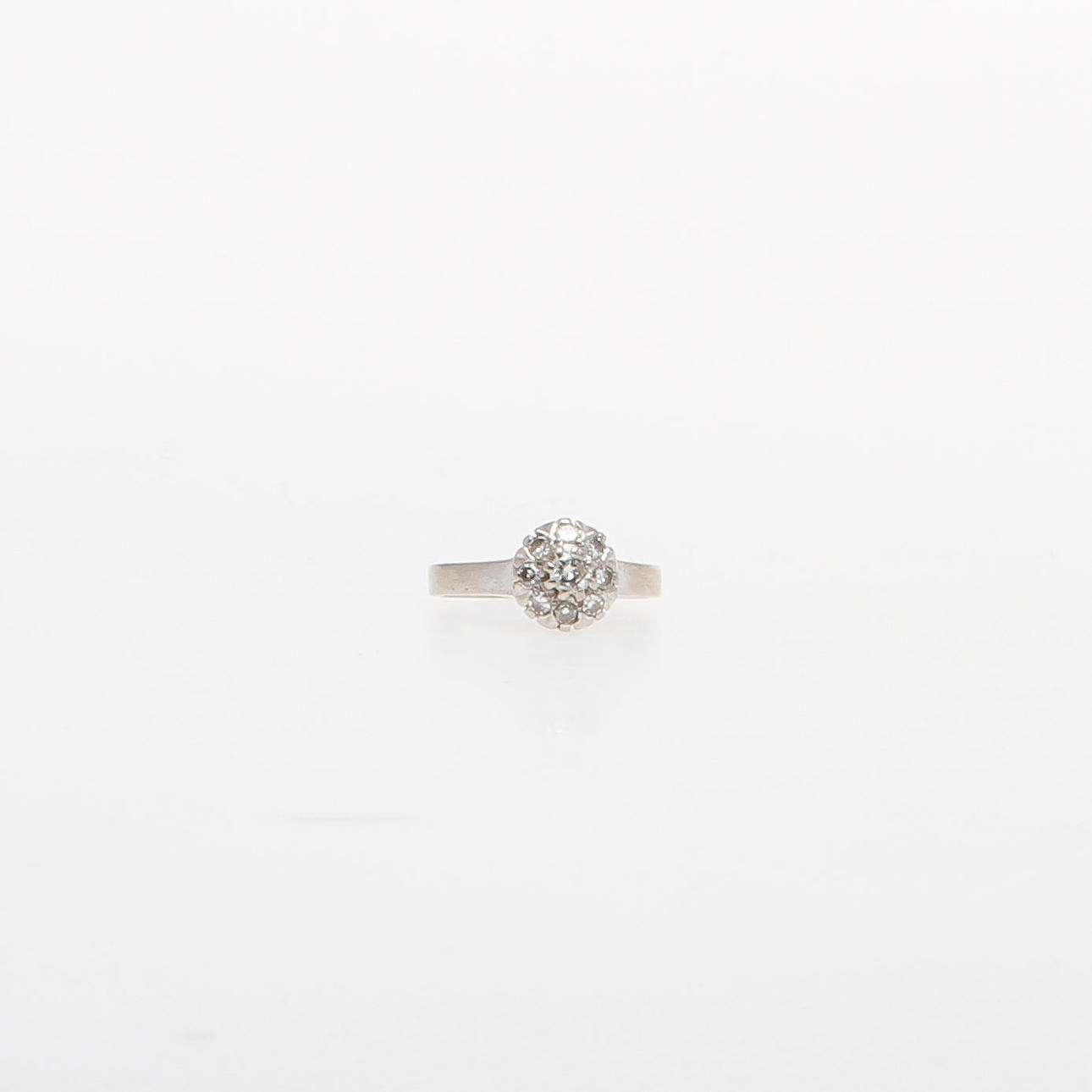 RING, carmosé, 18K vitguld med diamanter, totalt ca 0,29 ct. Vikt 3,6 g.