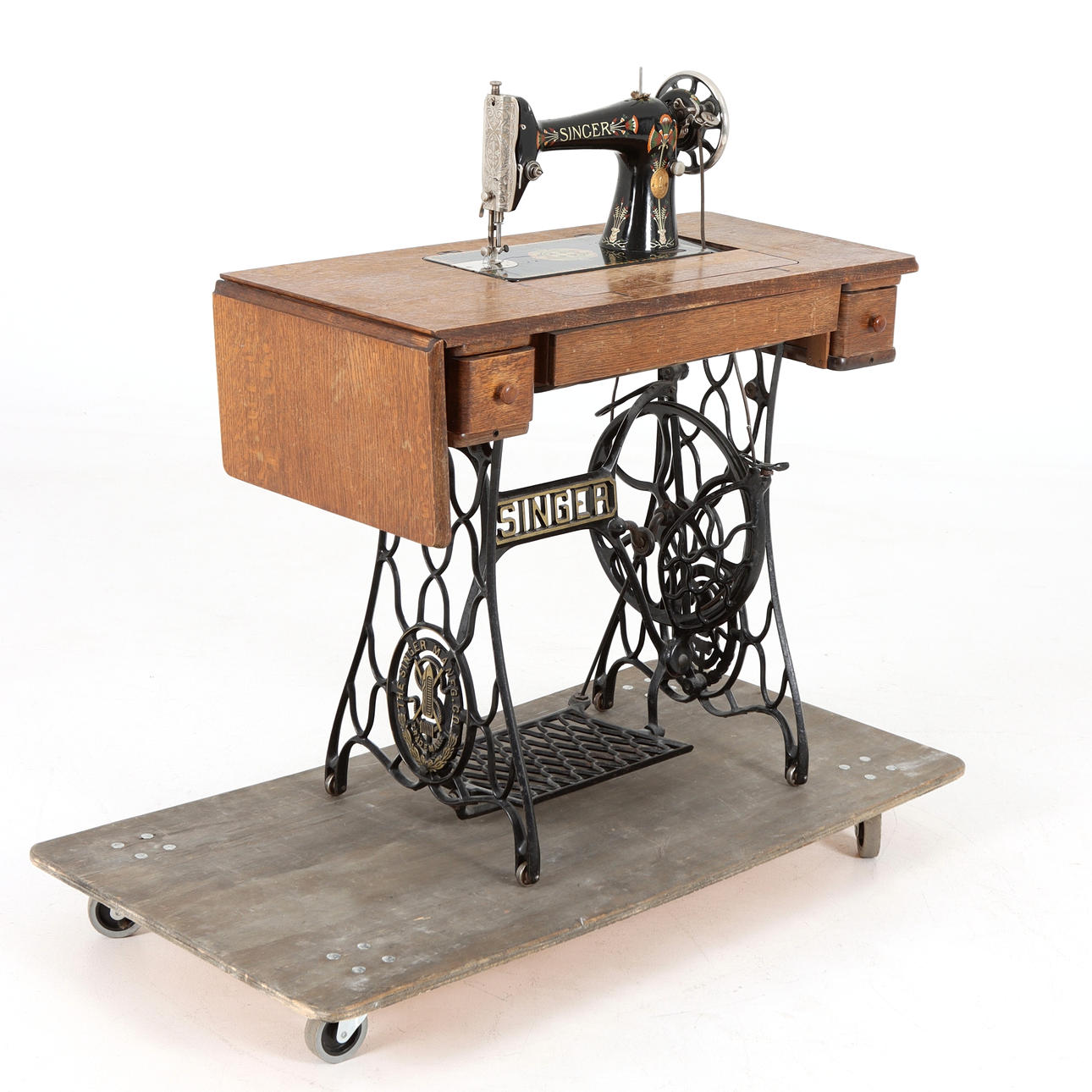 A SEWING MACHINE tread model, Singer, early 20th century.