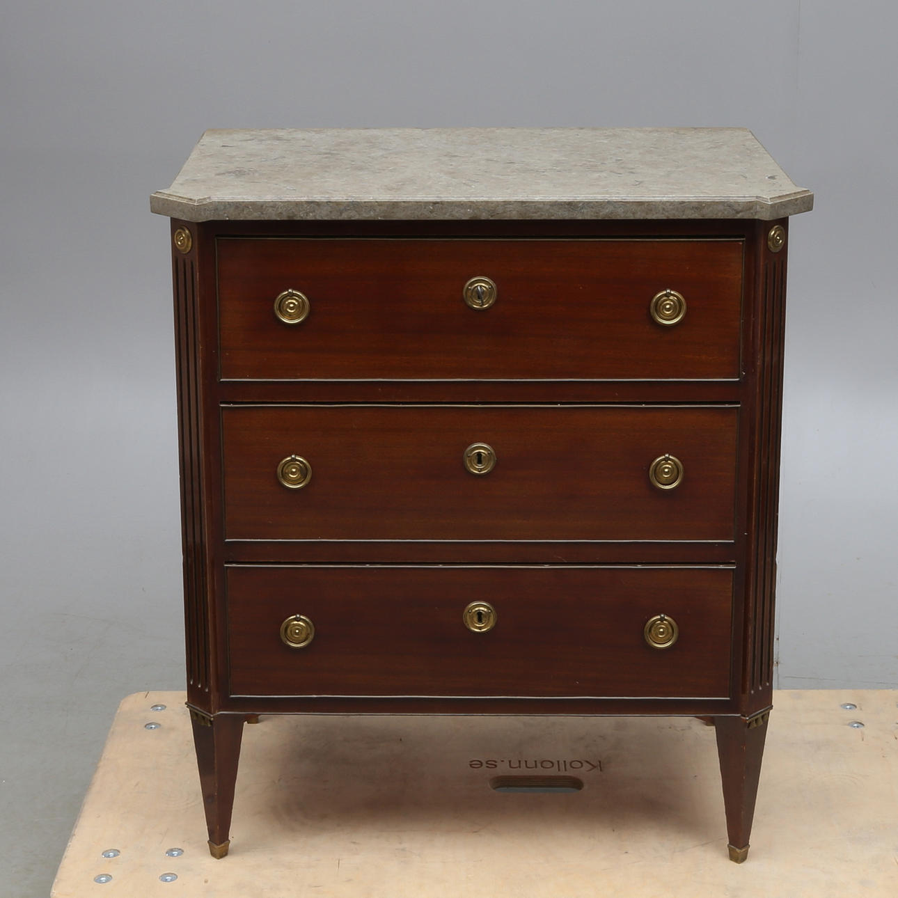 BYRÅ med stenskiva, sengustaviansk stil, 1900-tal.