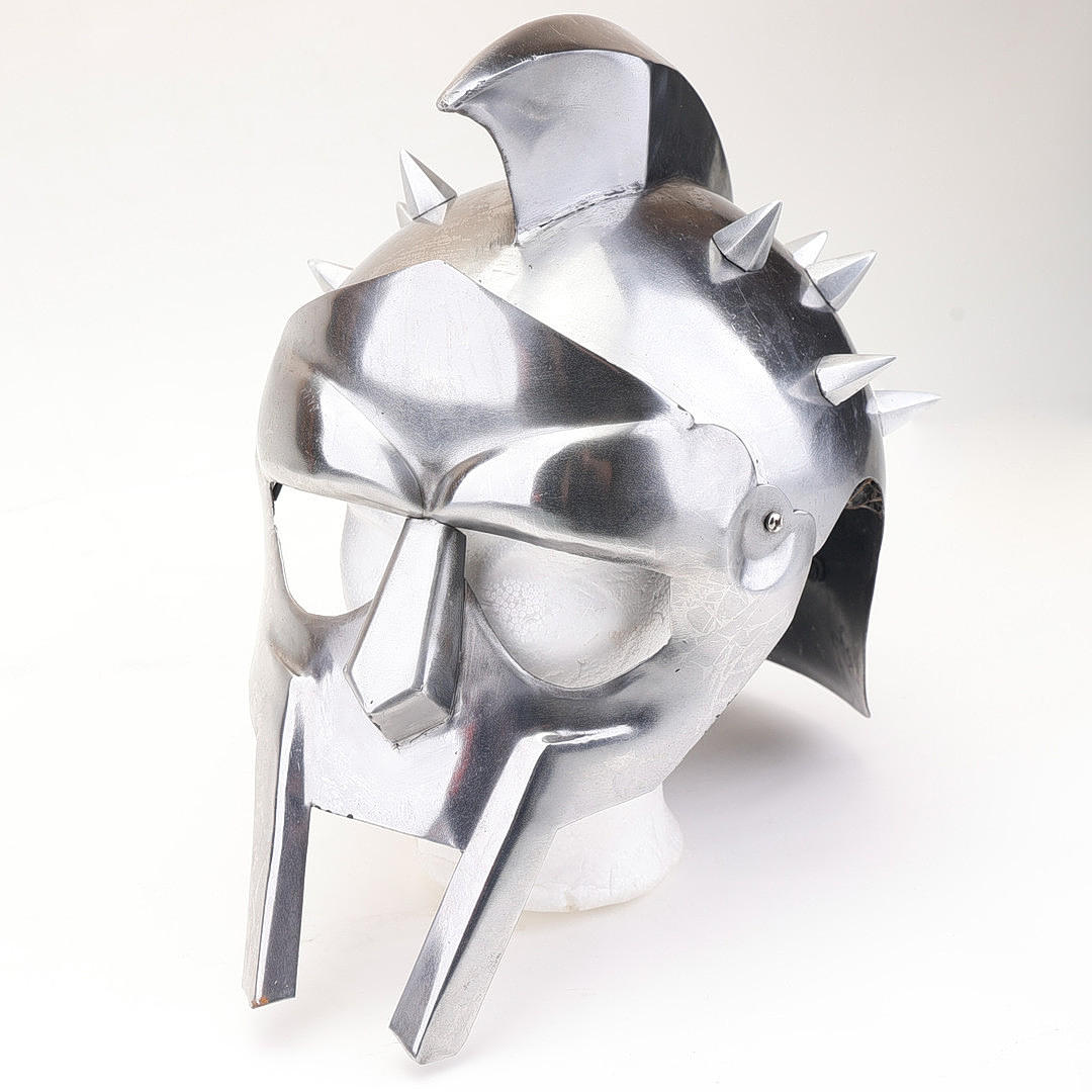 GLADIATORHJÄLM. Maximus-stil, metall, samtida replika.