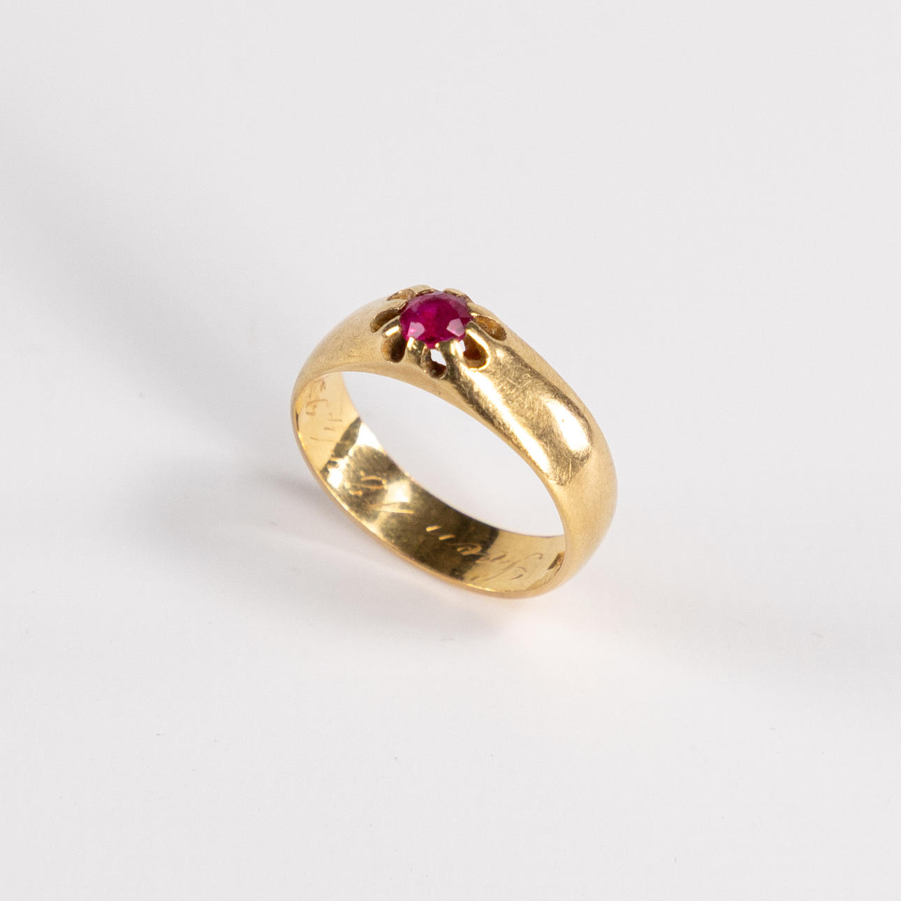 RING. 18k gold, with ruby.