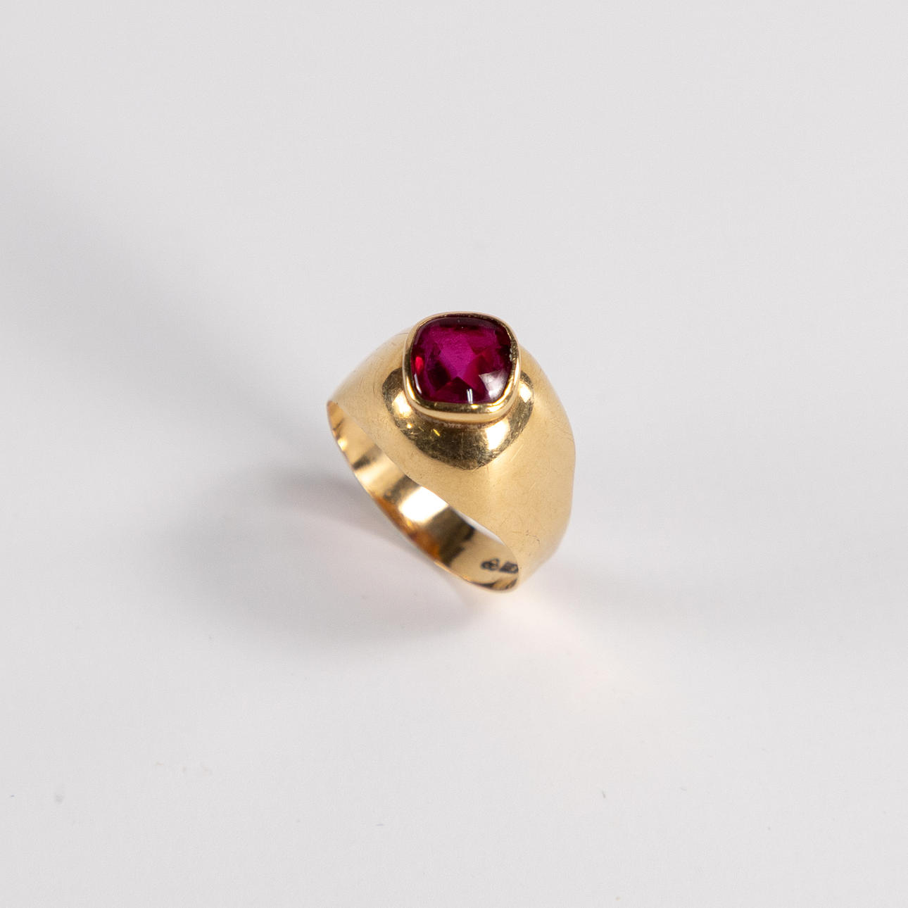 SIGNET RING. 18k gold, with ruby.