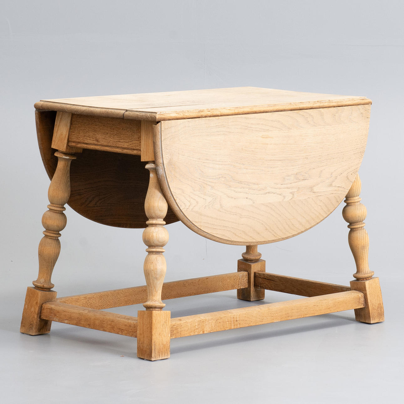 DANISH DESIGN table in solid oak with folding plates. 1970s.