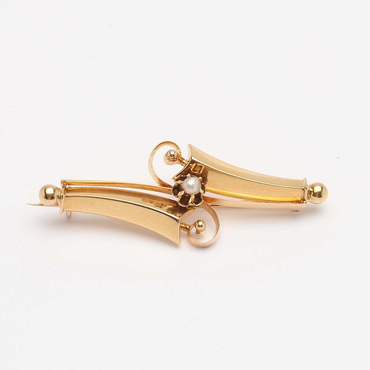 BROSCH, 18K guld med pärla. Total vikt ca 4,2 g.