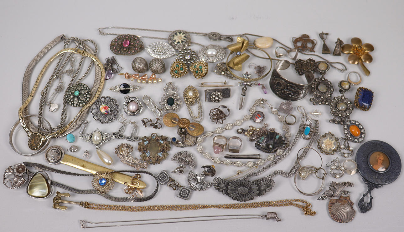 MISCELLANEOUS JEWELLERY, silver present.