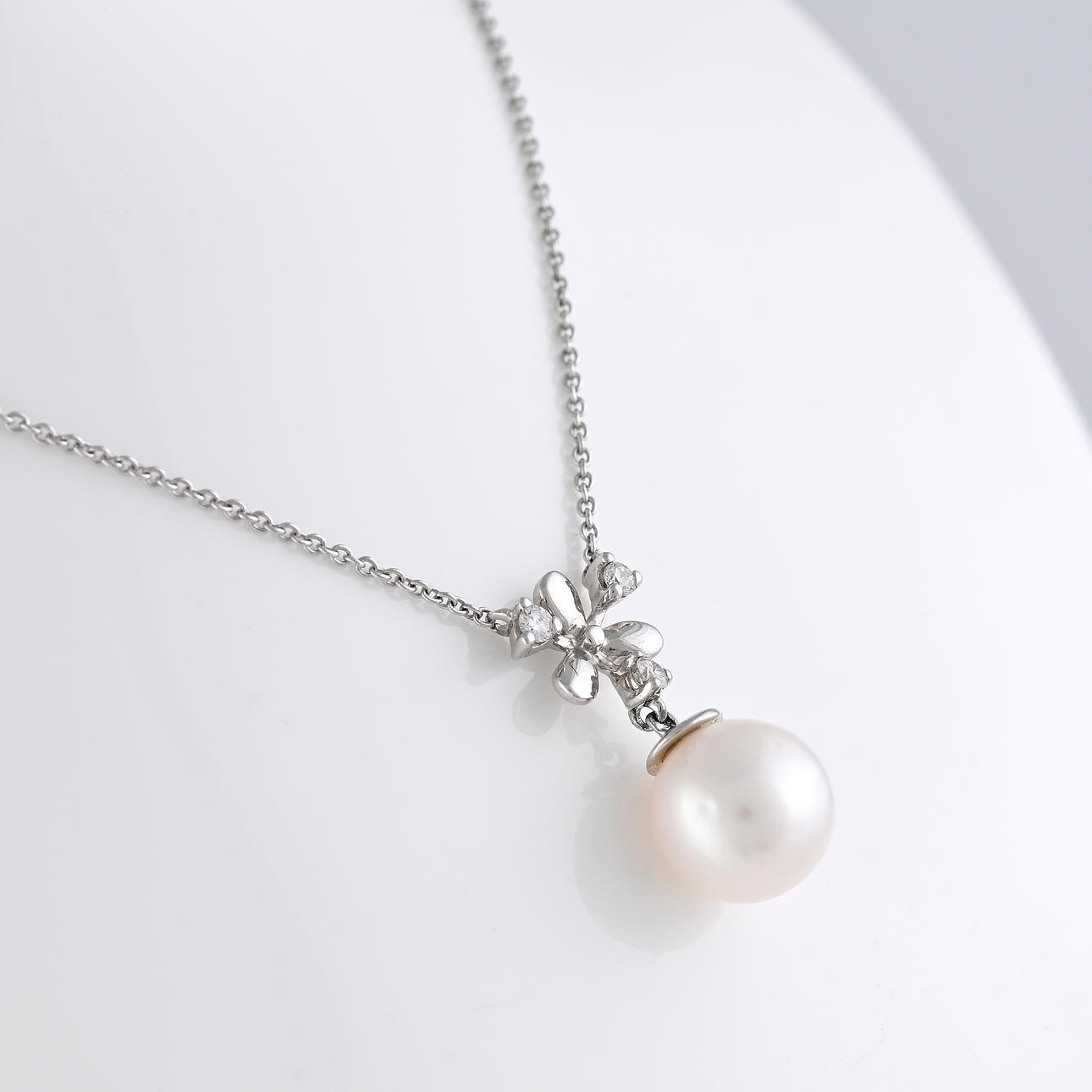 PEARL & DIAMOND snowflake necklace.