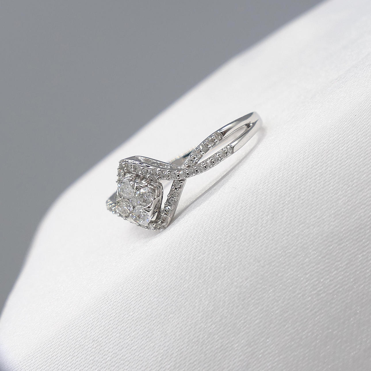 DIAMOND cluster ring, white gold.