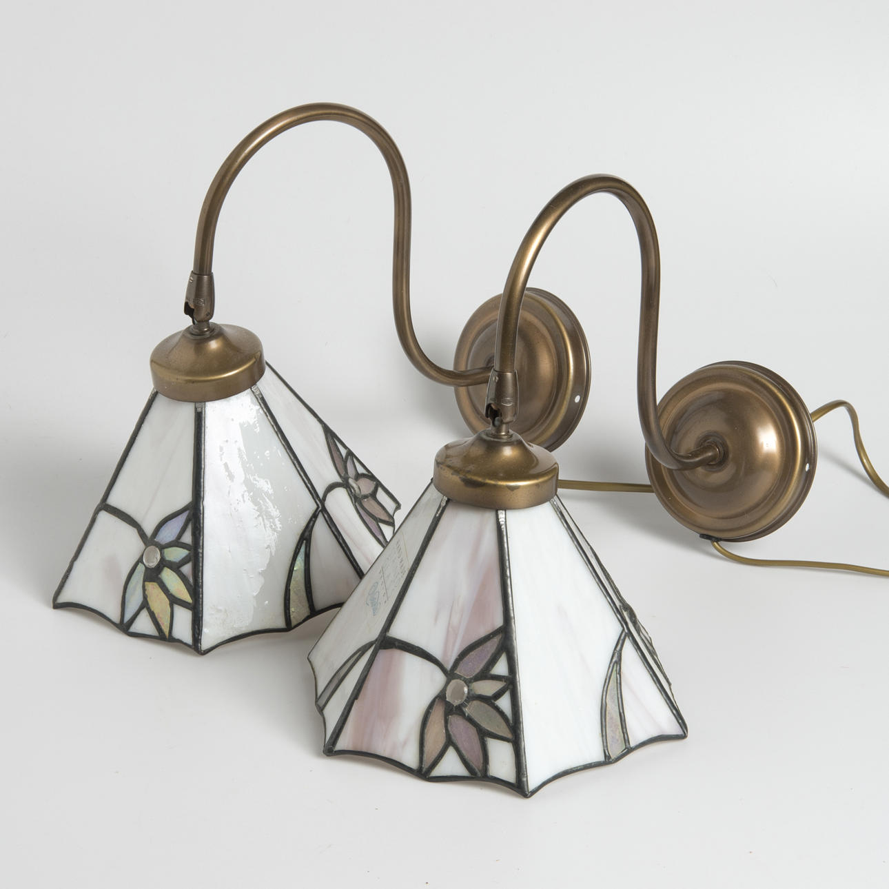 VÄGGLAMPOR, 1 par, glas/metall, sk Tiffanymodell, Texa.