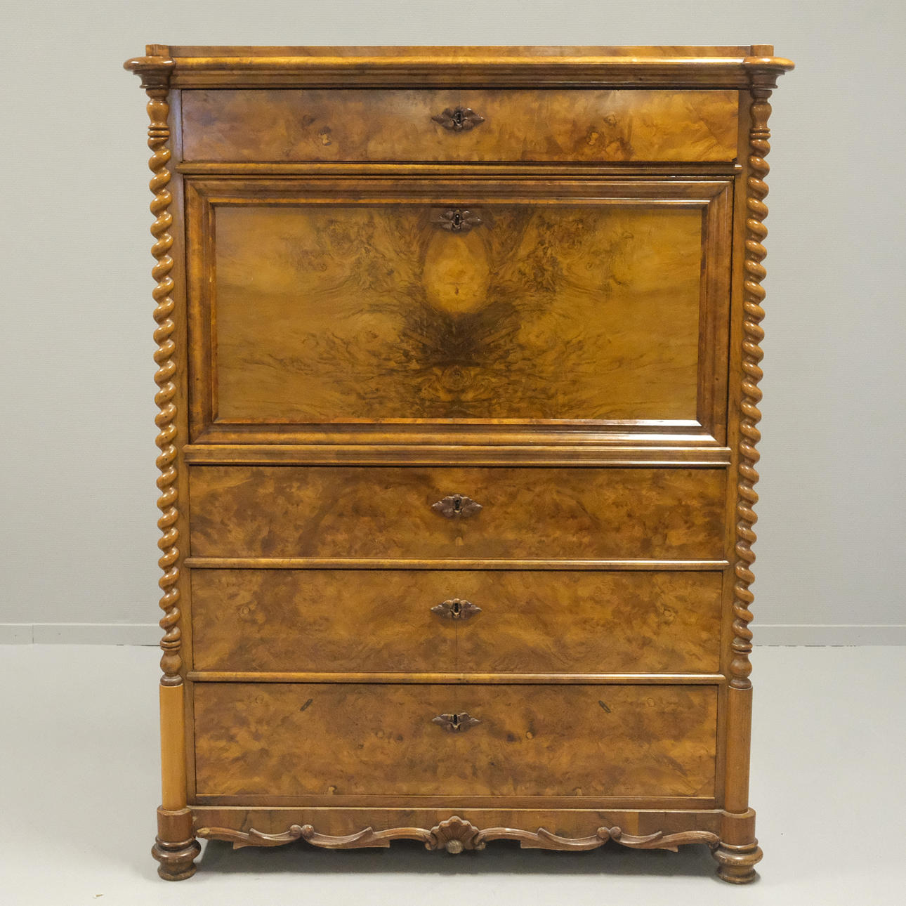 CHIFFONIER, VENEERED WITH WALNUT ROOT, CIRCA 1900.