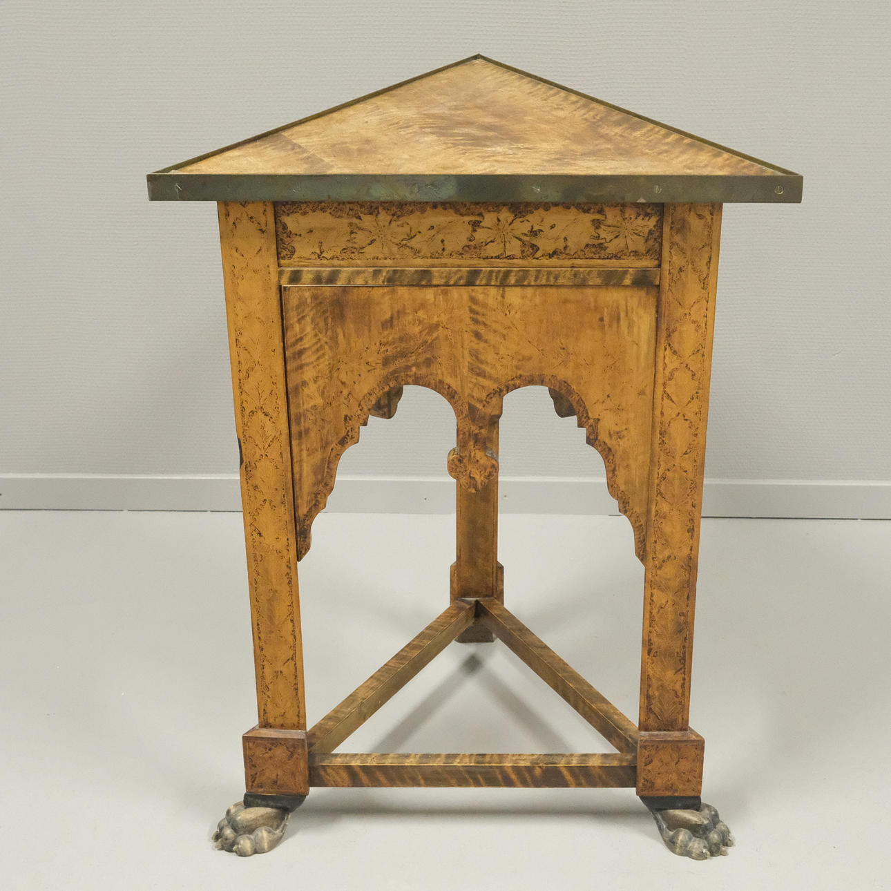 TABLE / PEDESTAL, 20th century.