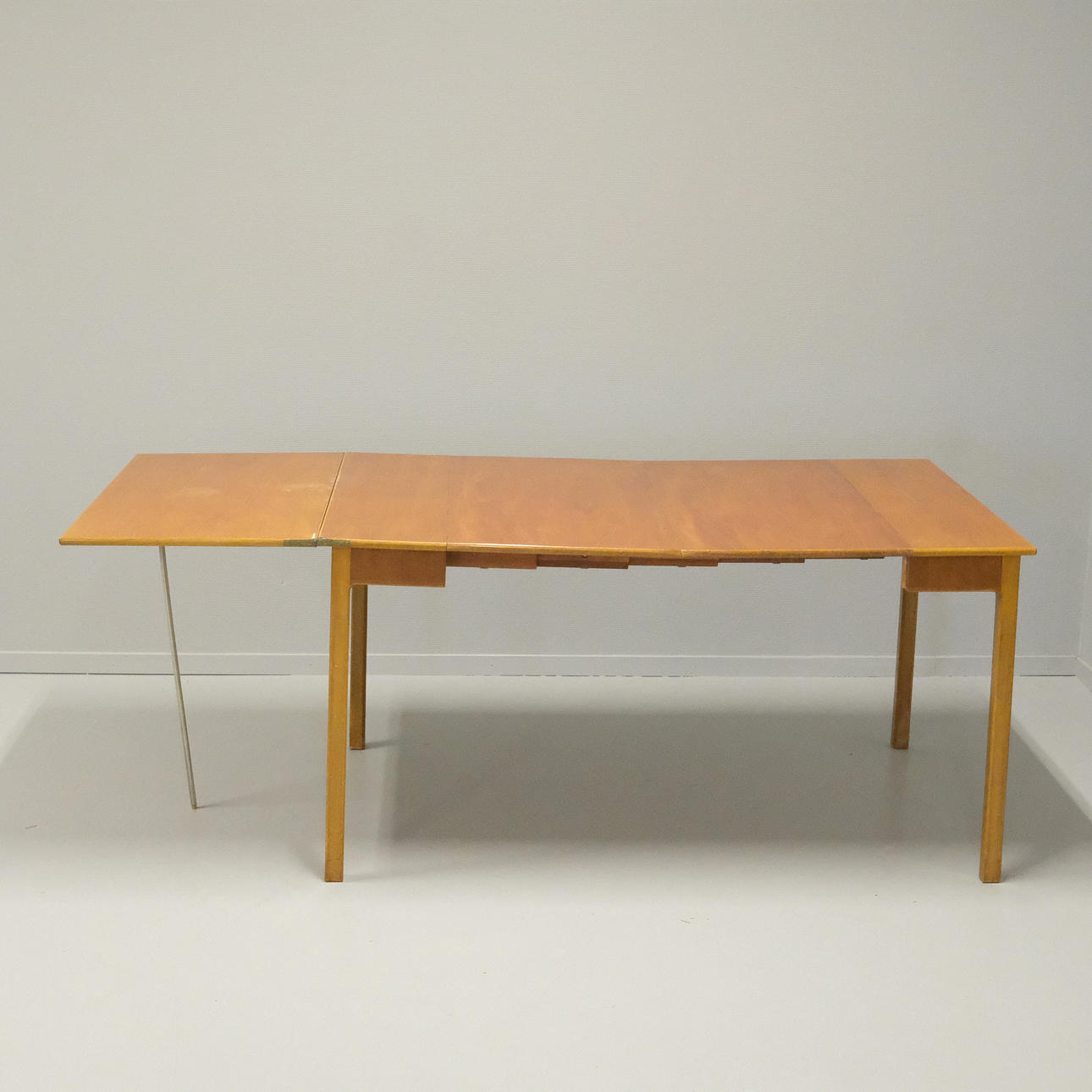 TABLE / GAMES TABLE.