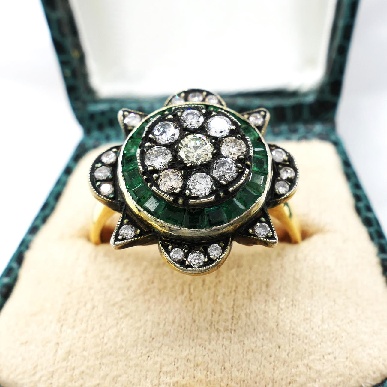 EMERALD & DIAMOND dress ring.