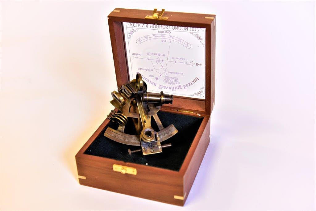 SEXTANT in brass.