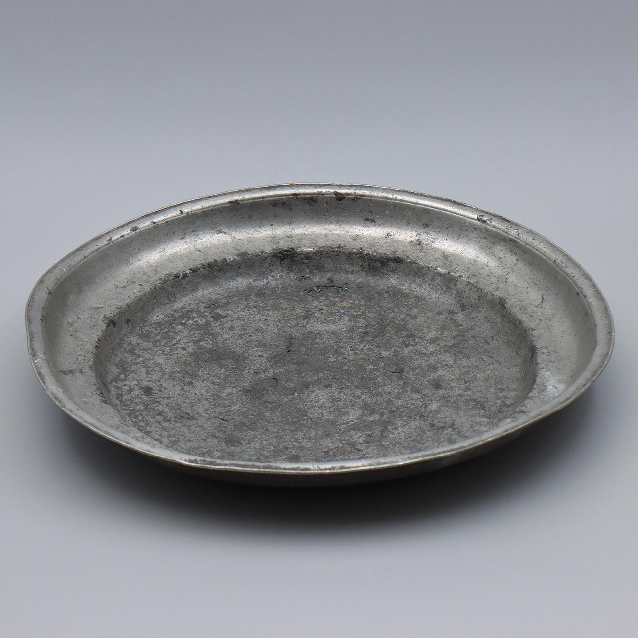 LARGE PEWTER DISH, 18th/19th century.