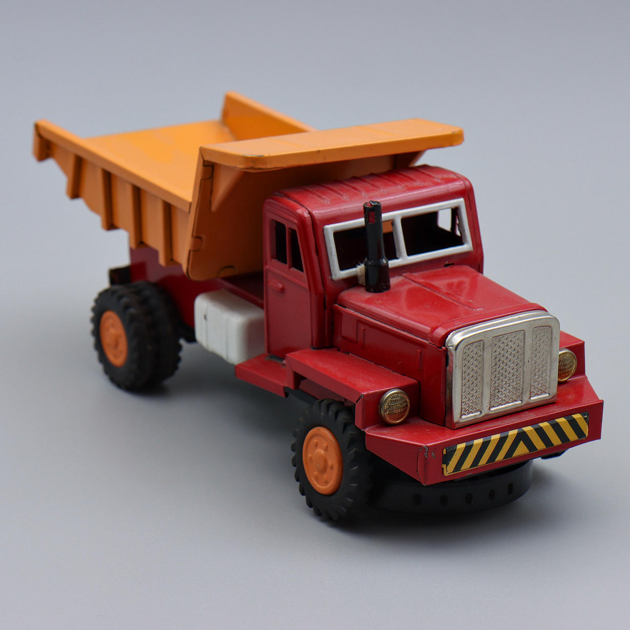 TIN TOY "DUMP TRUCK" JAPAN.
