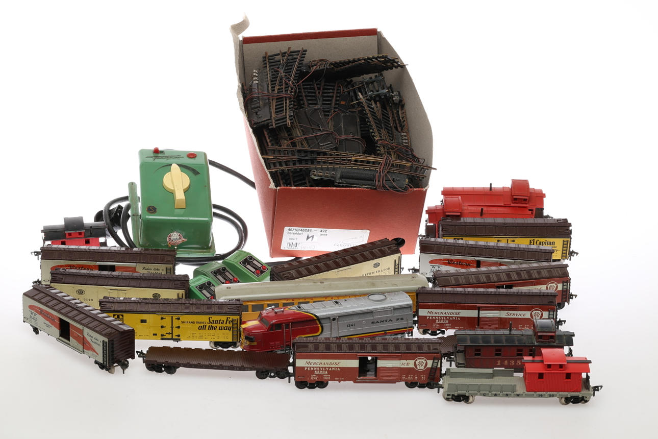 FLEISCHMANN Amerikanskt tåg med SANTA FE diesellok och 18 vagnar med mera.