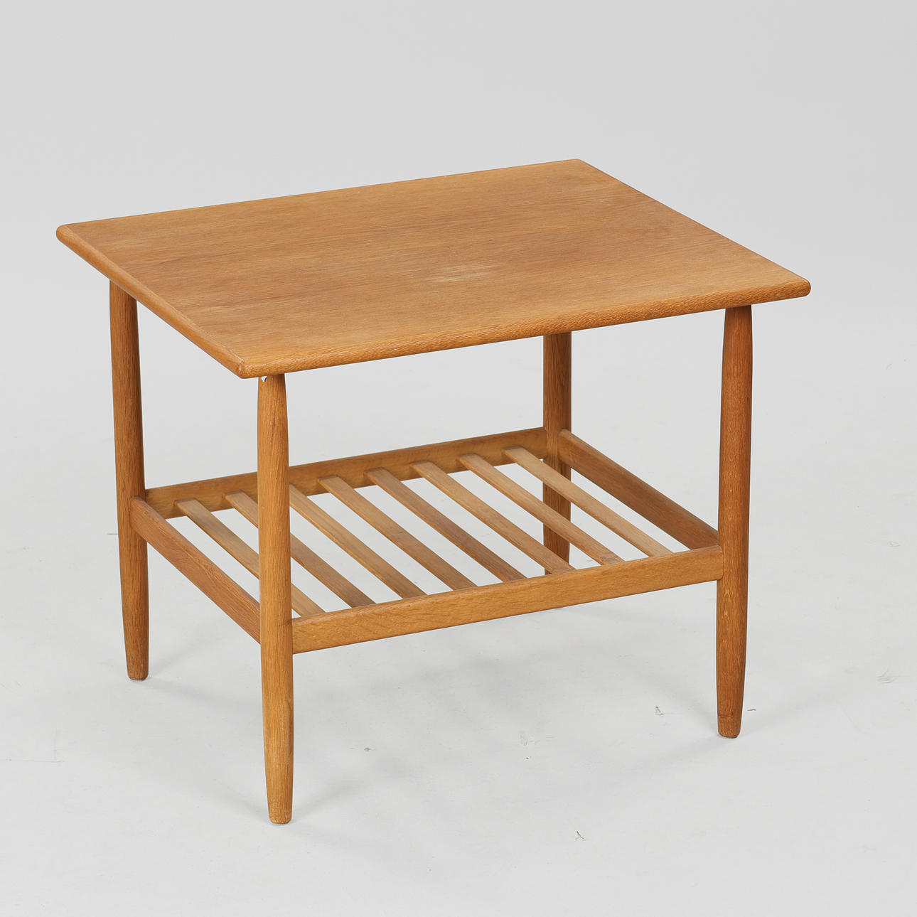 EJVIND JOHANSSON (1923-2002). Oak coffee table with undershelf, FDB Møbler, Denmark, 1950s/1960s.