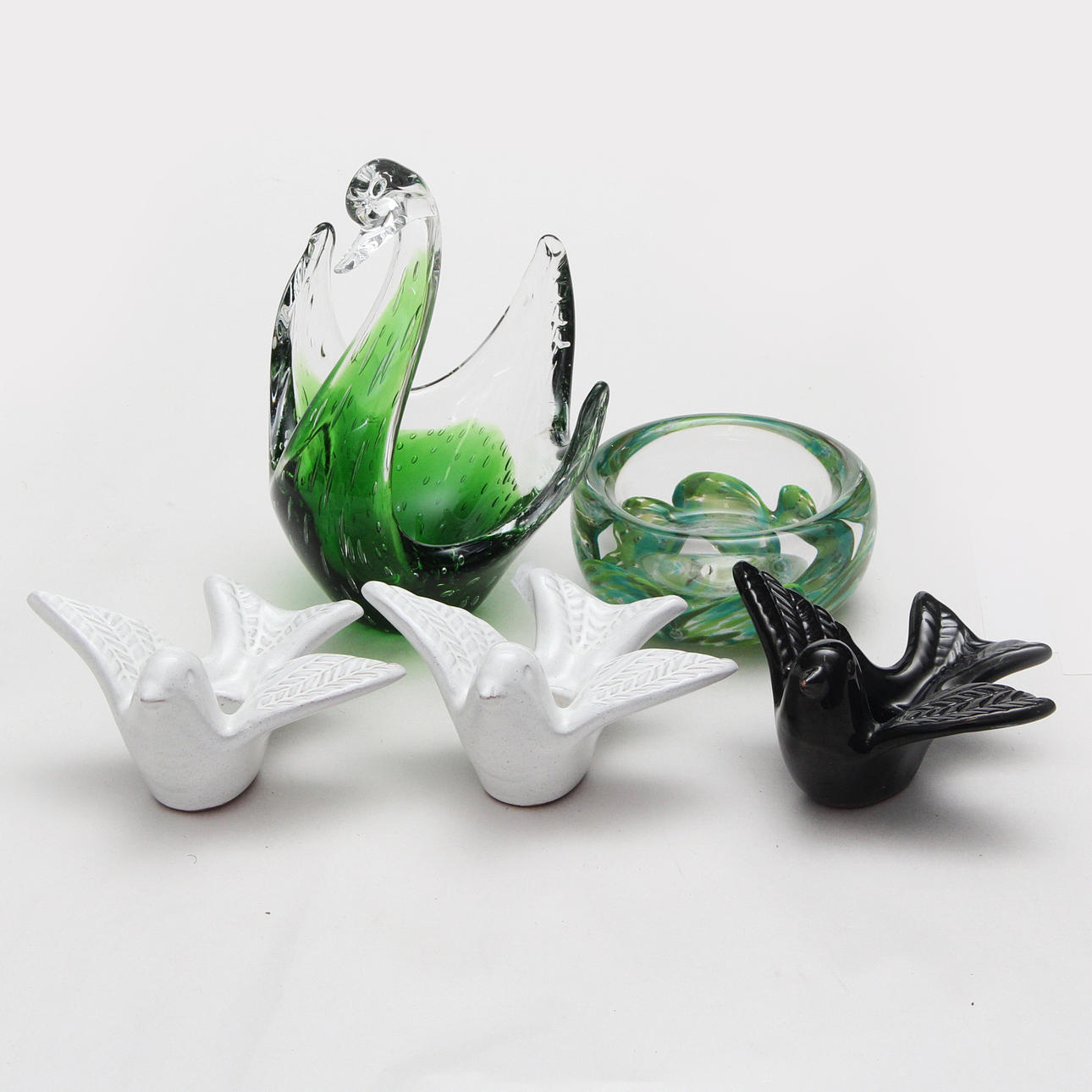 GLASS and CERAMIC OBJECTS, 5 pieces, mostly birds.