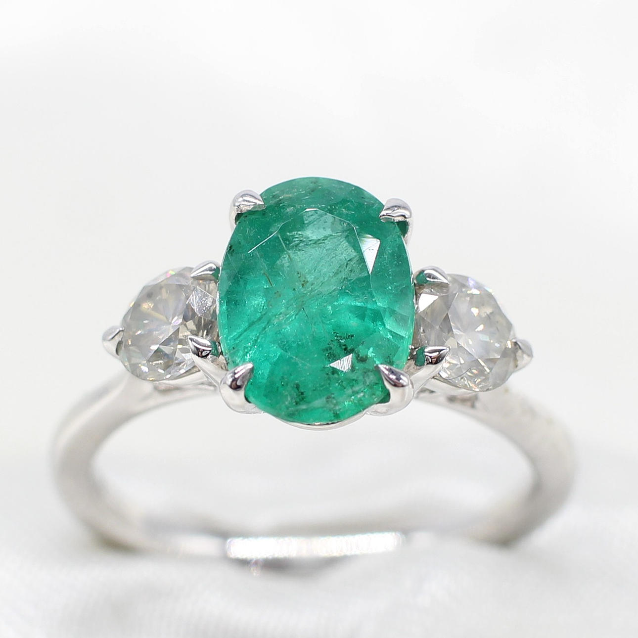 EMERALD & DIAMOND TRILOGY RING IN PLATINUM.