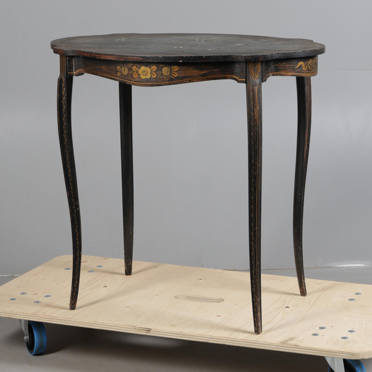 A CHINESE-STYLE CHINOISERIE SIDE TABLE.