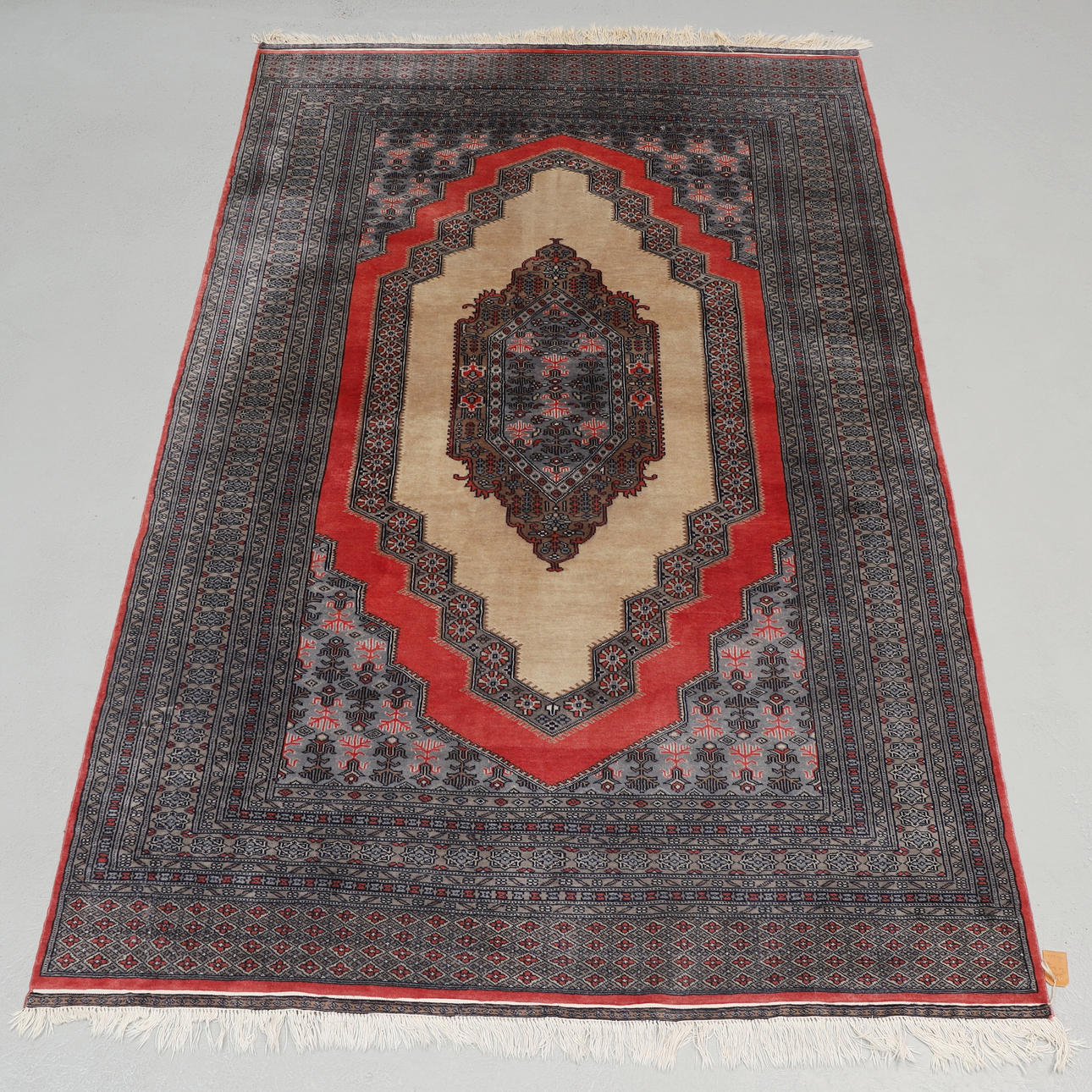 CARPET, hand-knotted, approx. 183x280 cm.