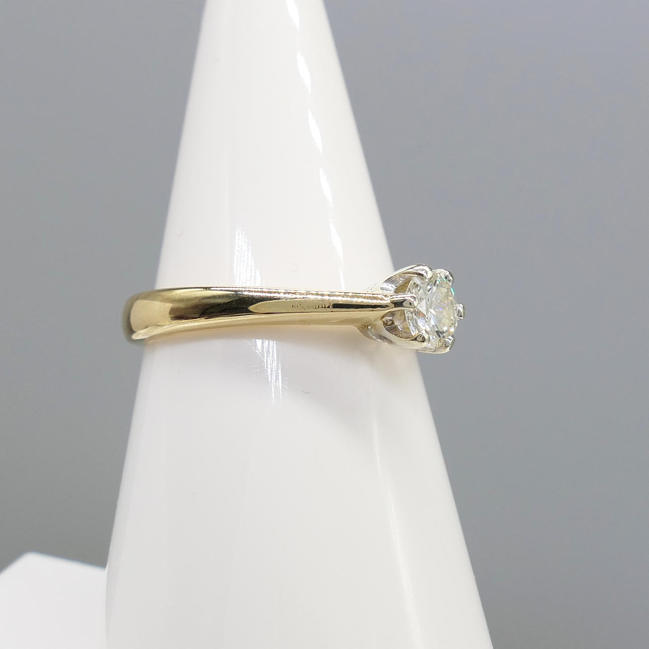 SPARKLING NATURAL DIAMOND solitaire ring.