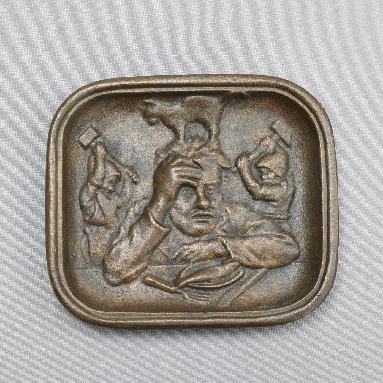 VÄGGRELIEF, brons, " baksmällan ", 1900-tal.