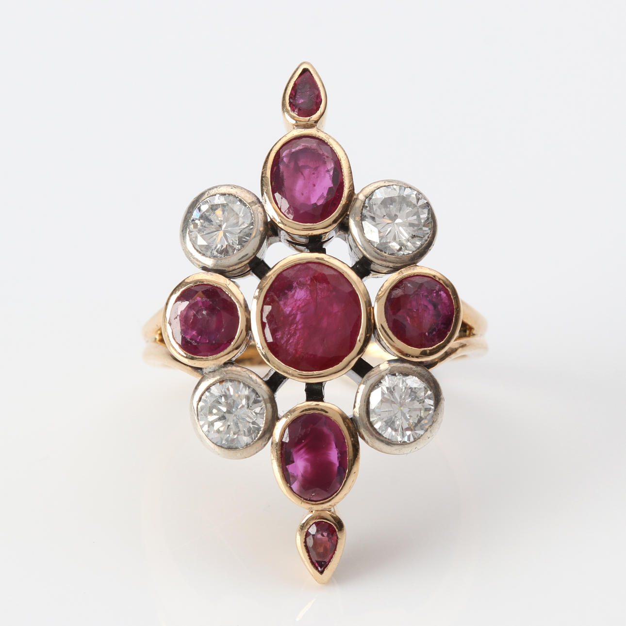 GOLD RING 18K with rubies and diamonds.