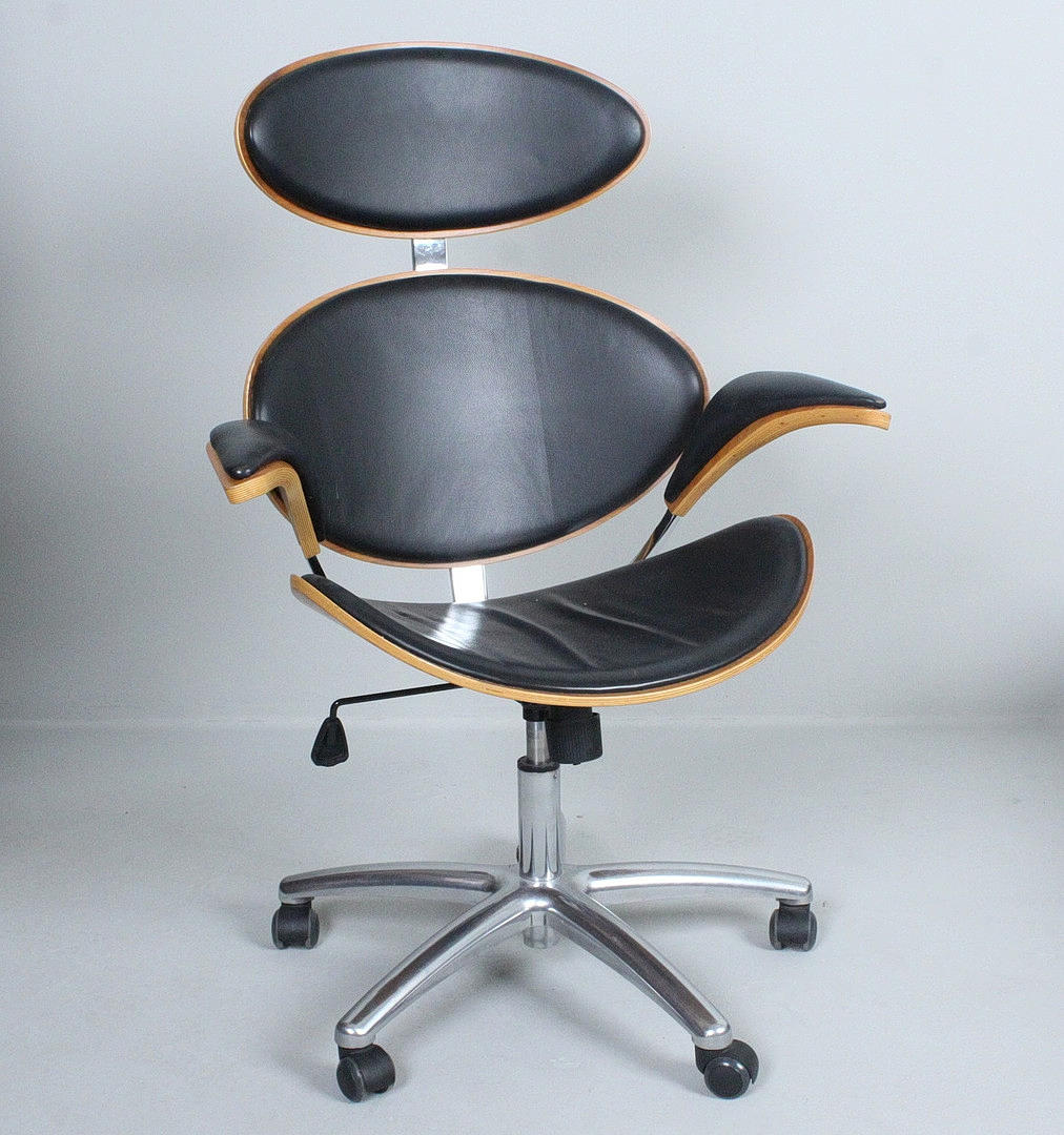 Office chair / Armchair.