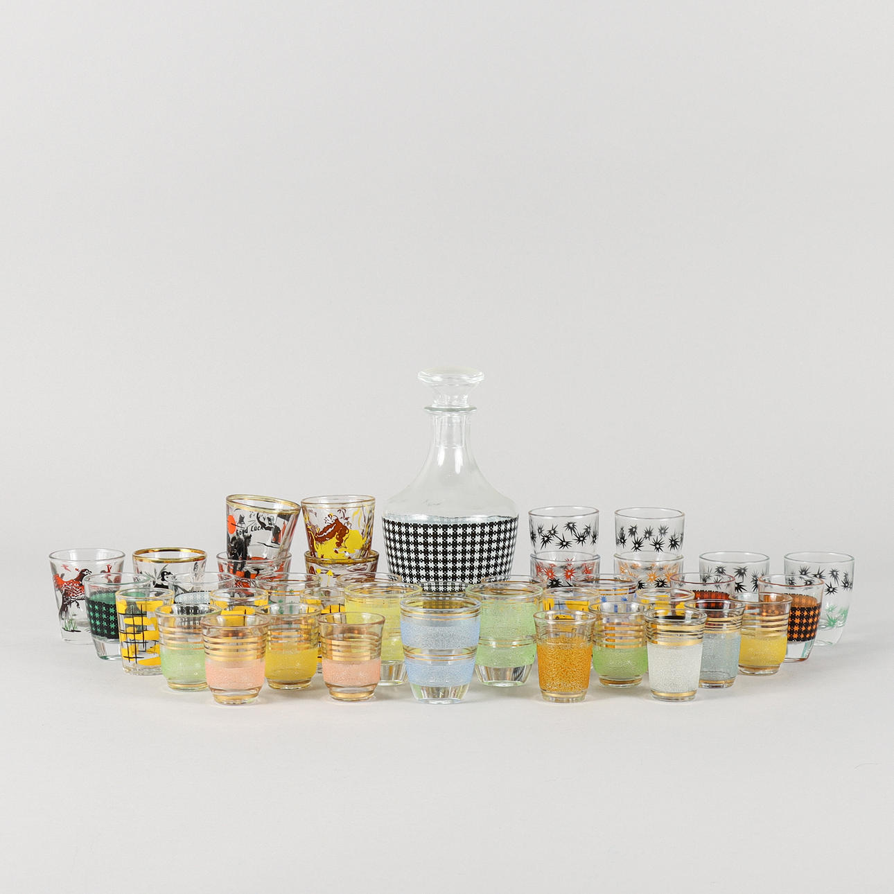 DECANTER AND SHOT GLASSES retro.