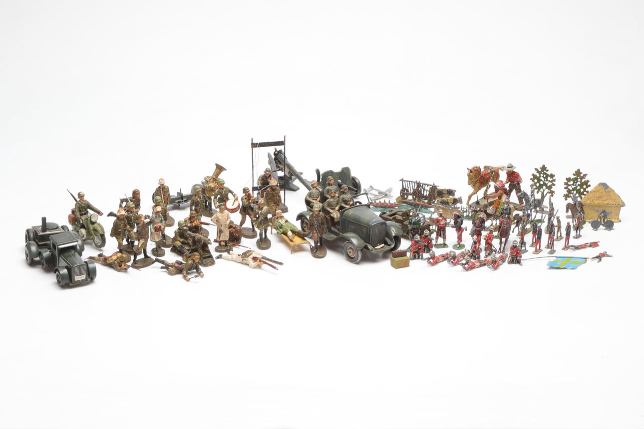 SAMLING SOLDATER/FORDON, metall samt Elastolin.