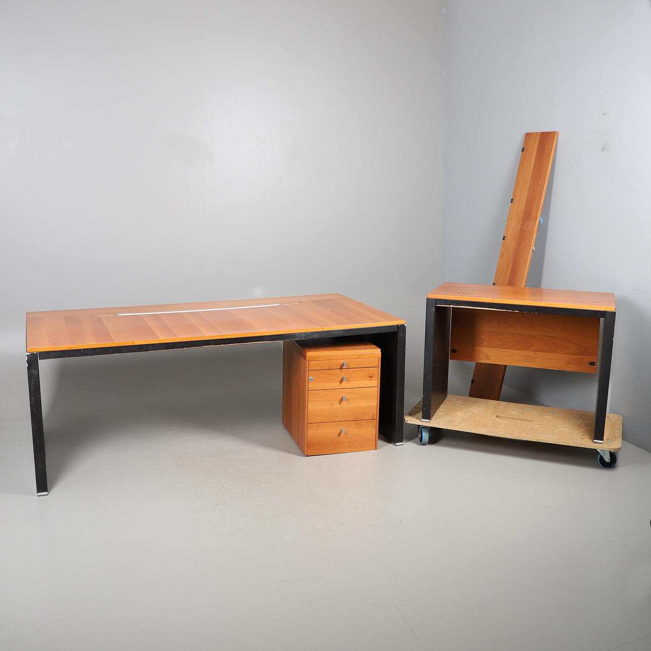 A LARGE CHERRYWOOD FINISH DESK.