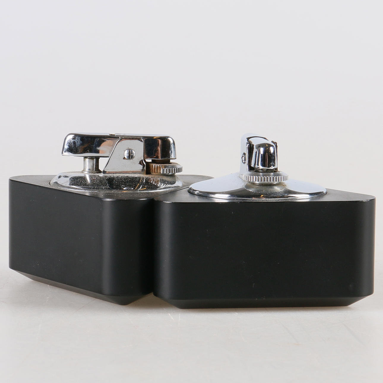 TÄNDARE, 2 st. Metall och bakelit, Ronson, England, 1900-tal.