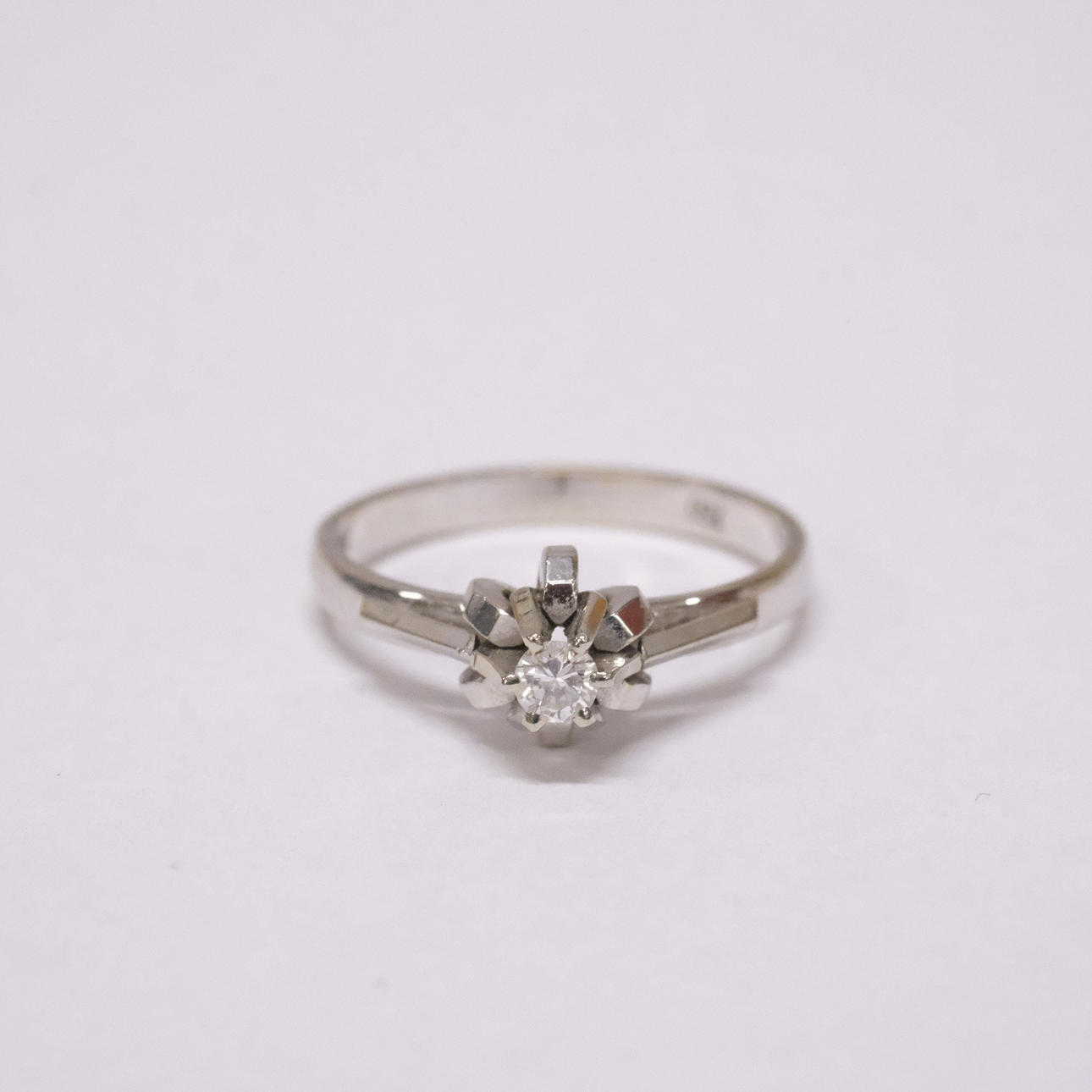 RING WITH DIAMOND, APPROX. 0.11CT, 18K WHITE GOLD.