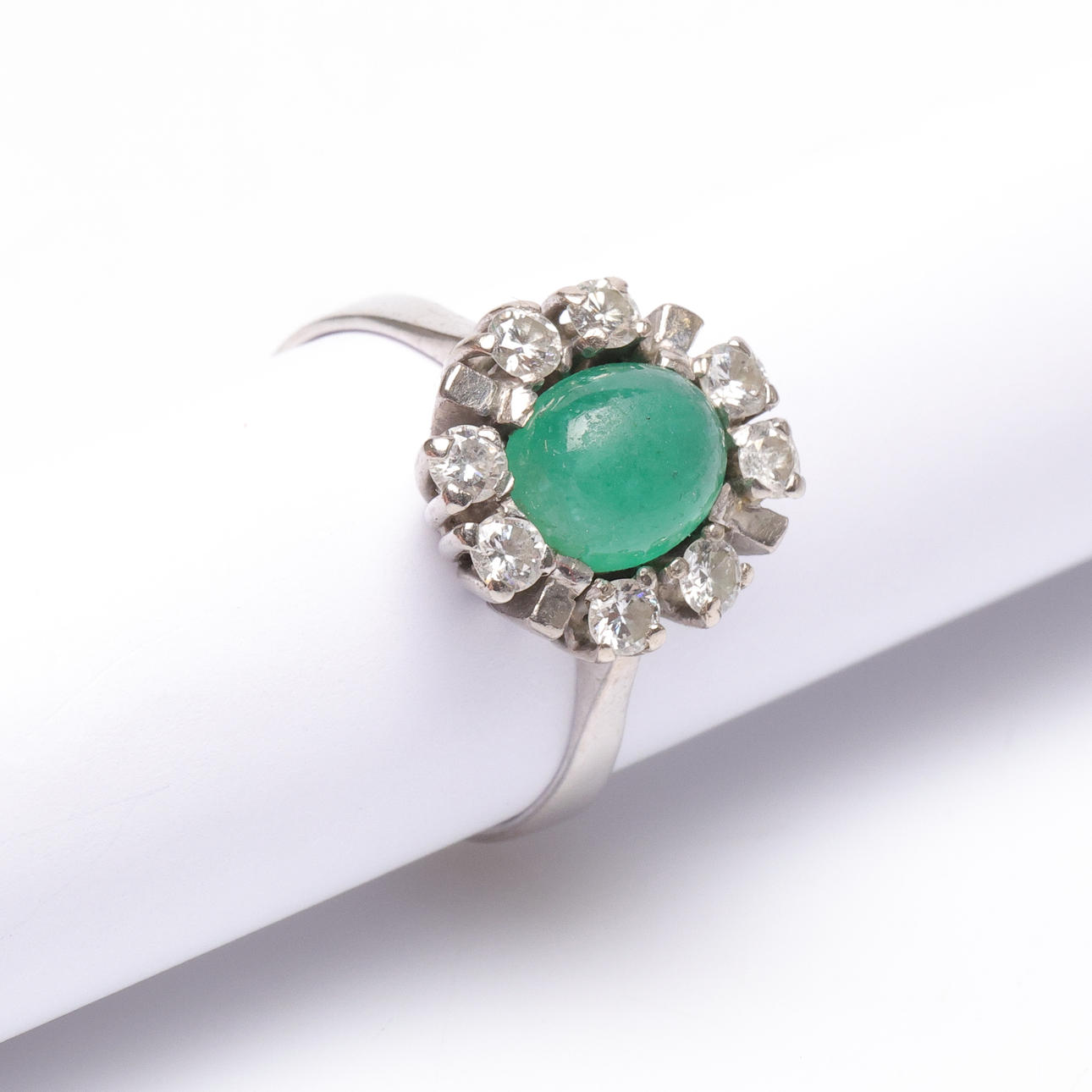 HERIBERT ENGELBERT. ring, 18k vitguld, diamanter samt smaragd ...