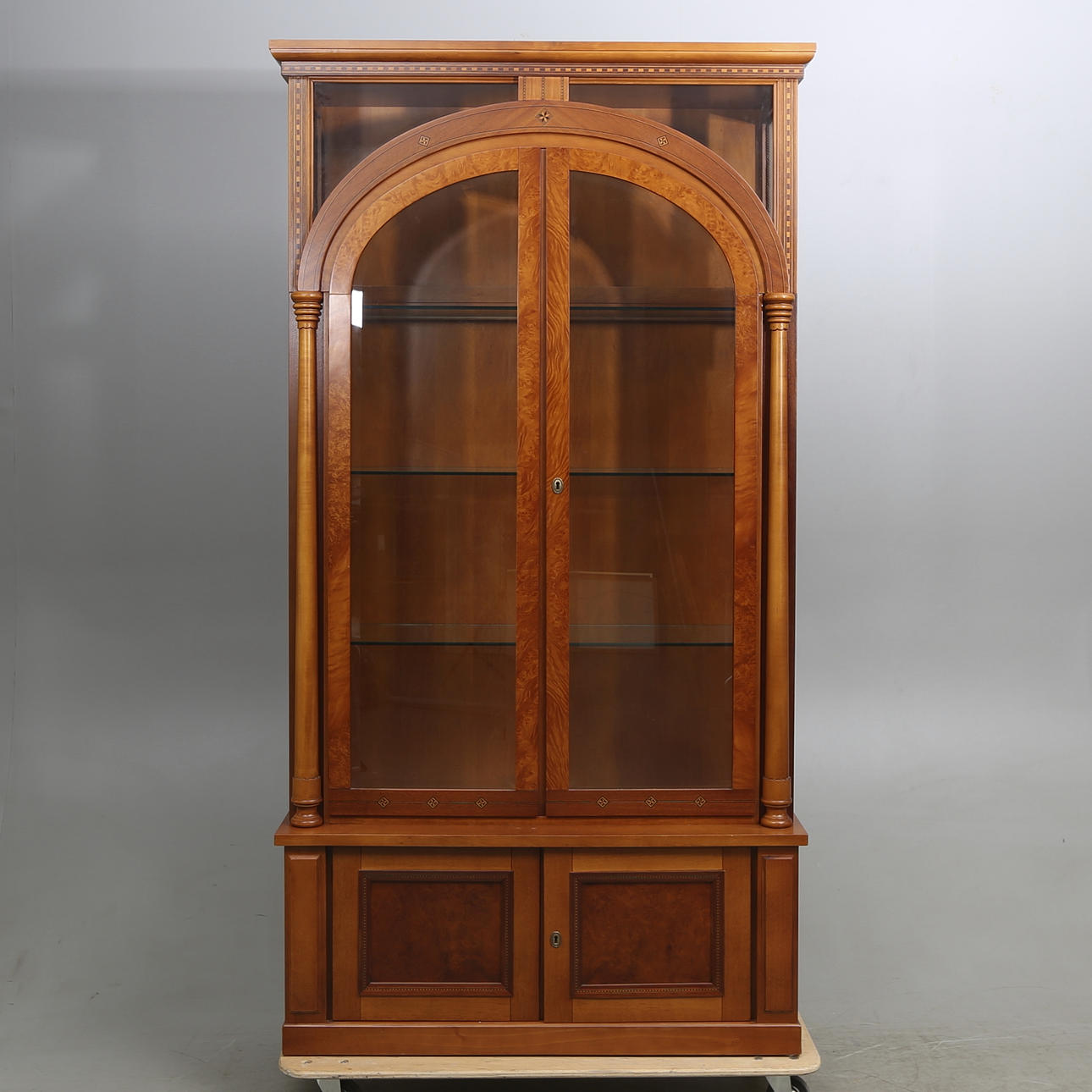 VITRINSKÅP, "Le Due Colonne", Carpanelli, Italien.