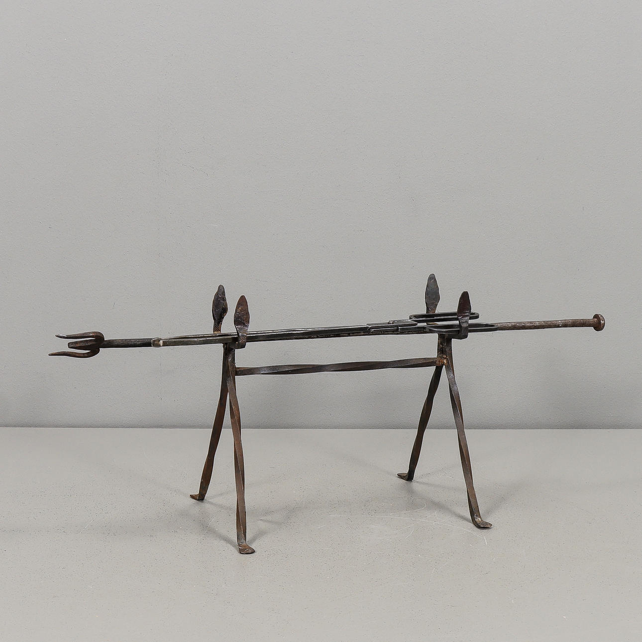 SMIDE ställ, eldgaffel och eldtång.