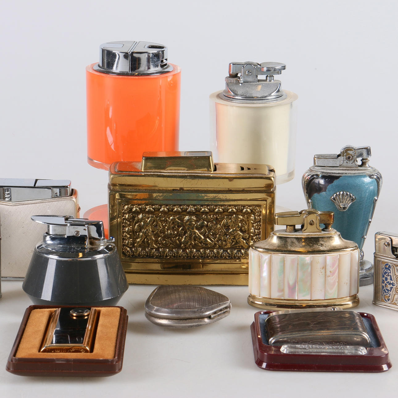 TÄNDARE, 18 st. Vitmetall, plast, gulmetall, 1900-tal.