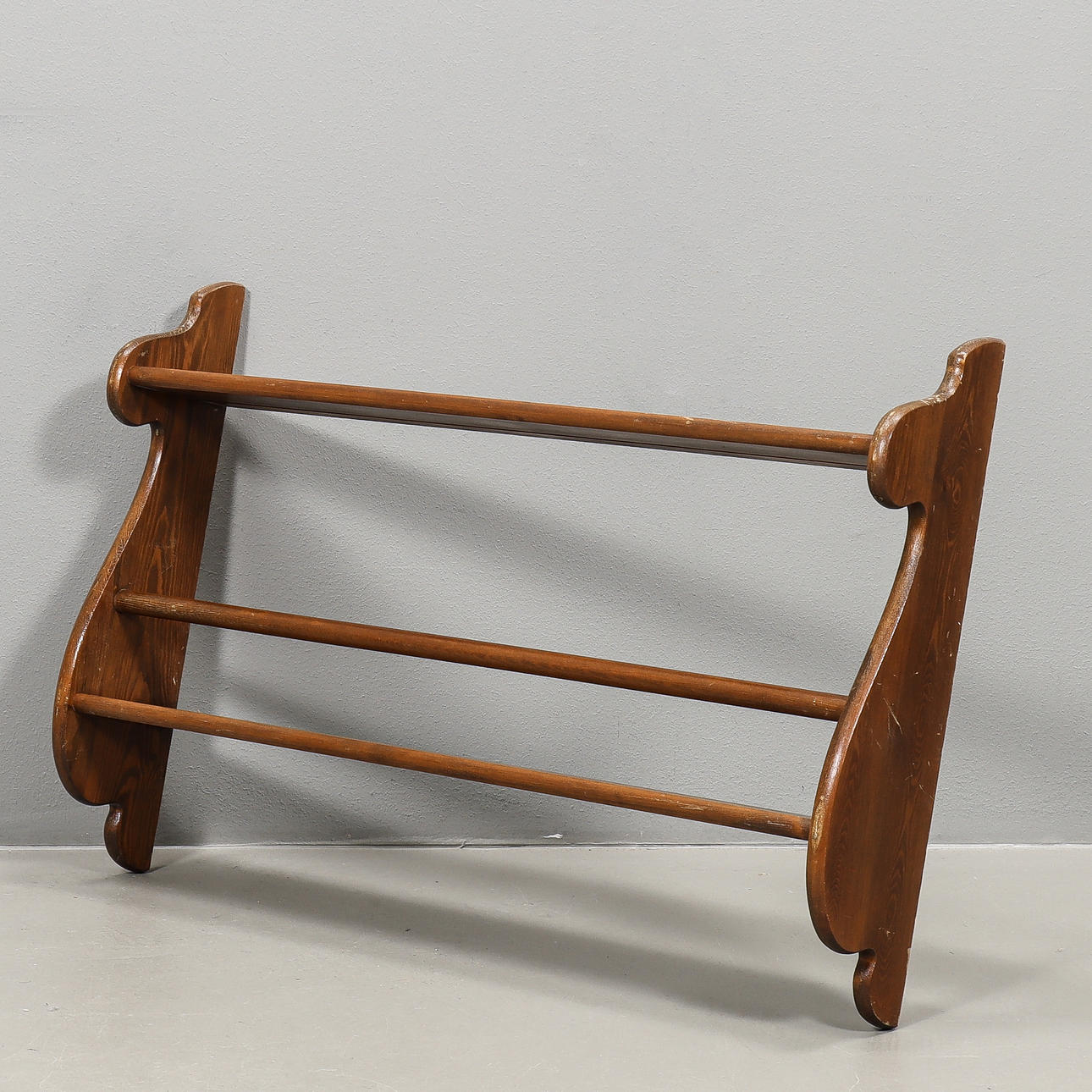 PLATE RACK brown-stained wood.