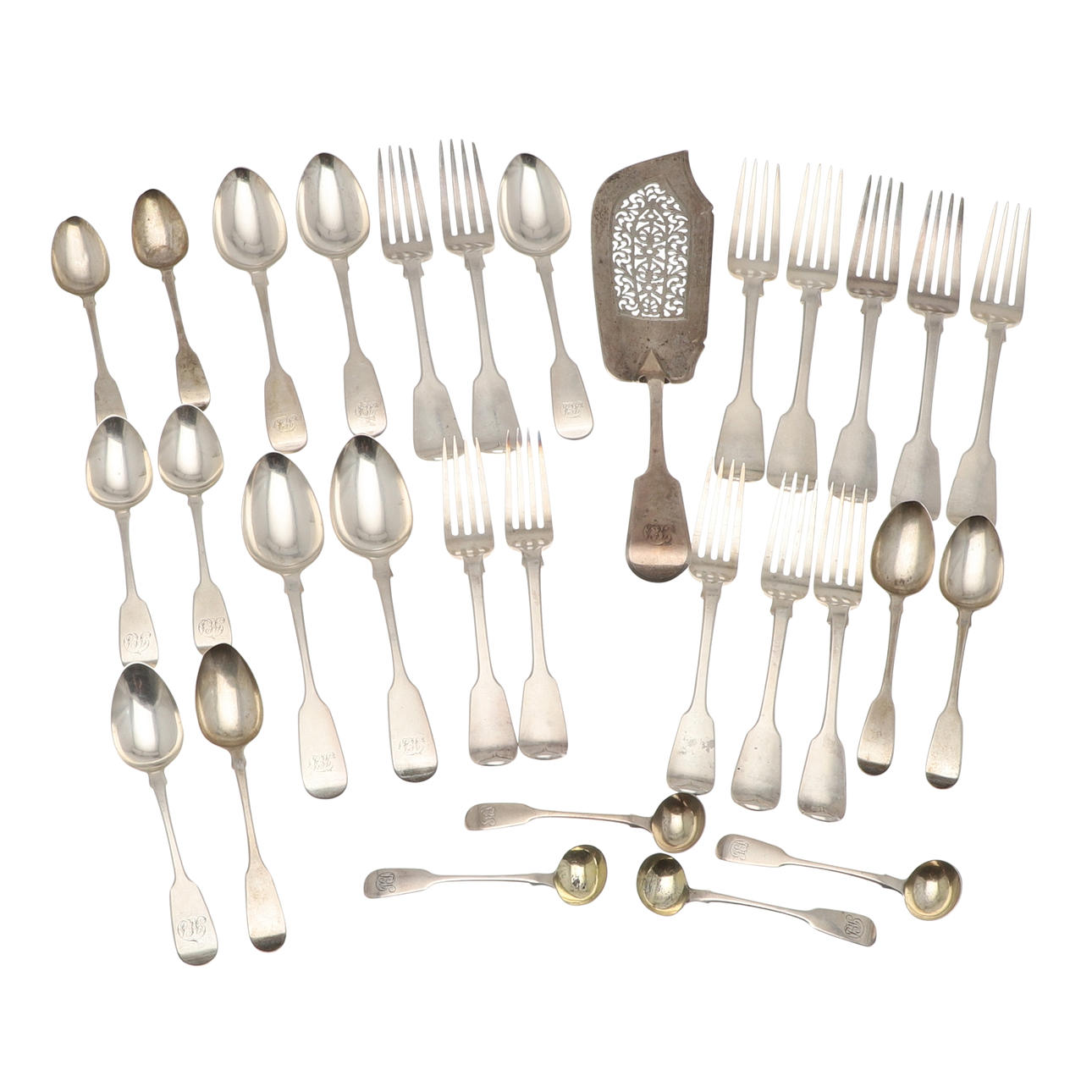 A MIXED LOT OF SILVER FIDDLE PATTERN FLATWARE.